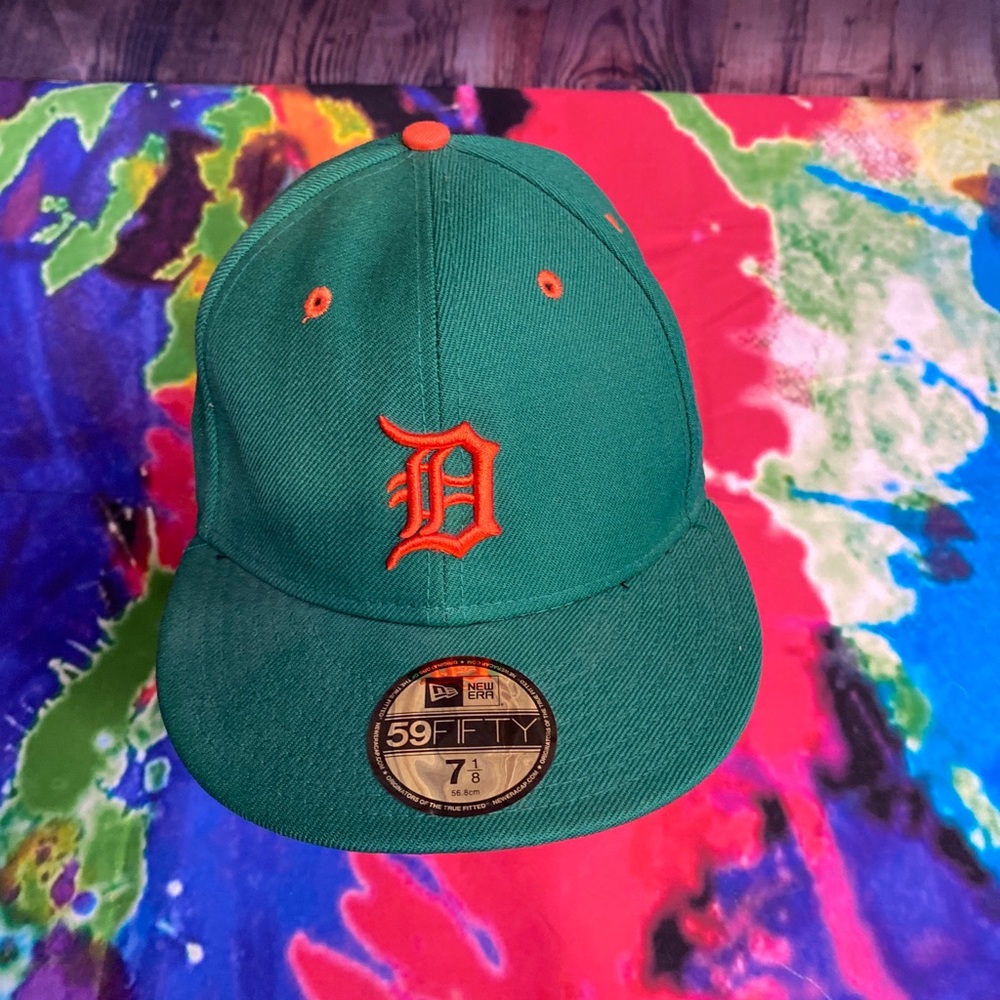 New Era 59fifty 7 1/8 Detroit Tigers Green Hat. Nice Preowned Condition.